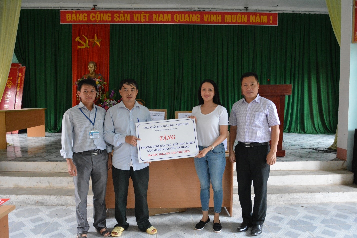 NXB Giáo dục Việt Nam tặng sách tại tỉnh Hà Giang