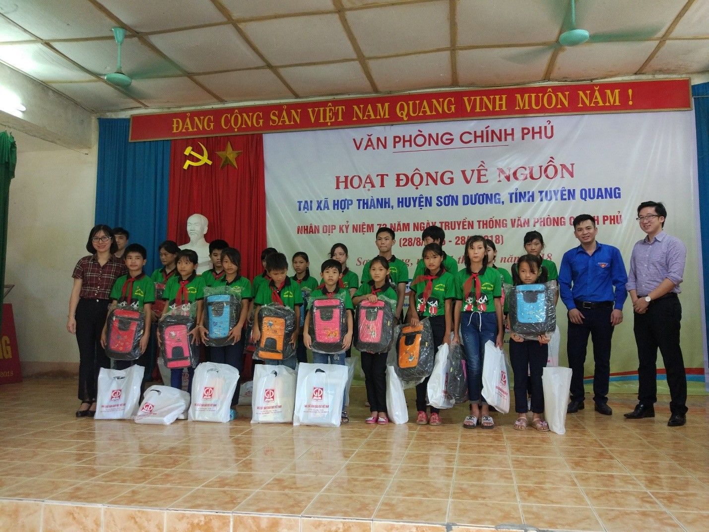 NXB Giáo dục Việt Nam tặng sách tại tỉnh Tuyên Quang và Thái Nguyên