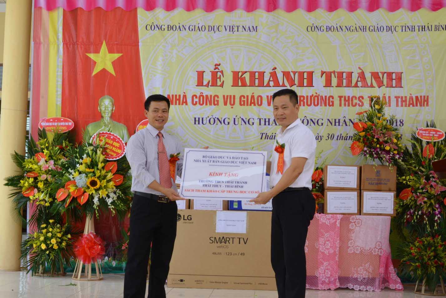 NXB Giáo dục Việt Nam tặng sách tại Thái Bình