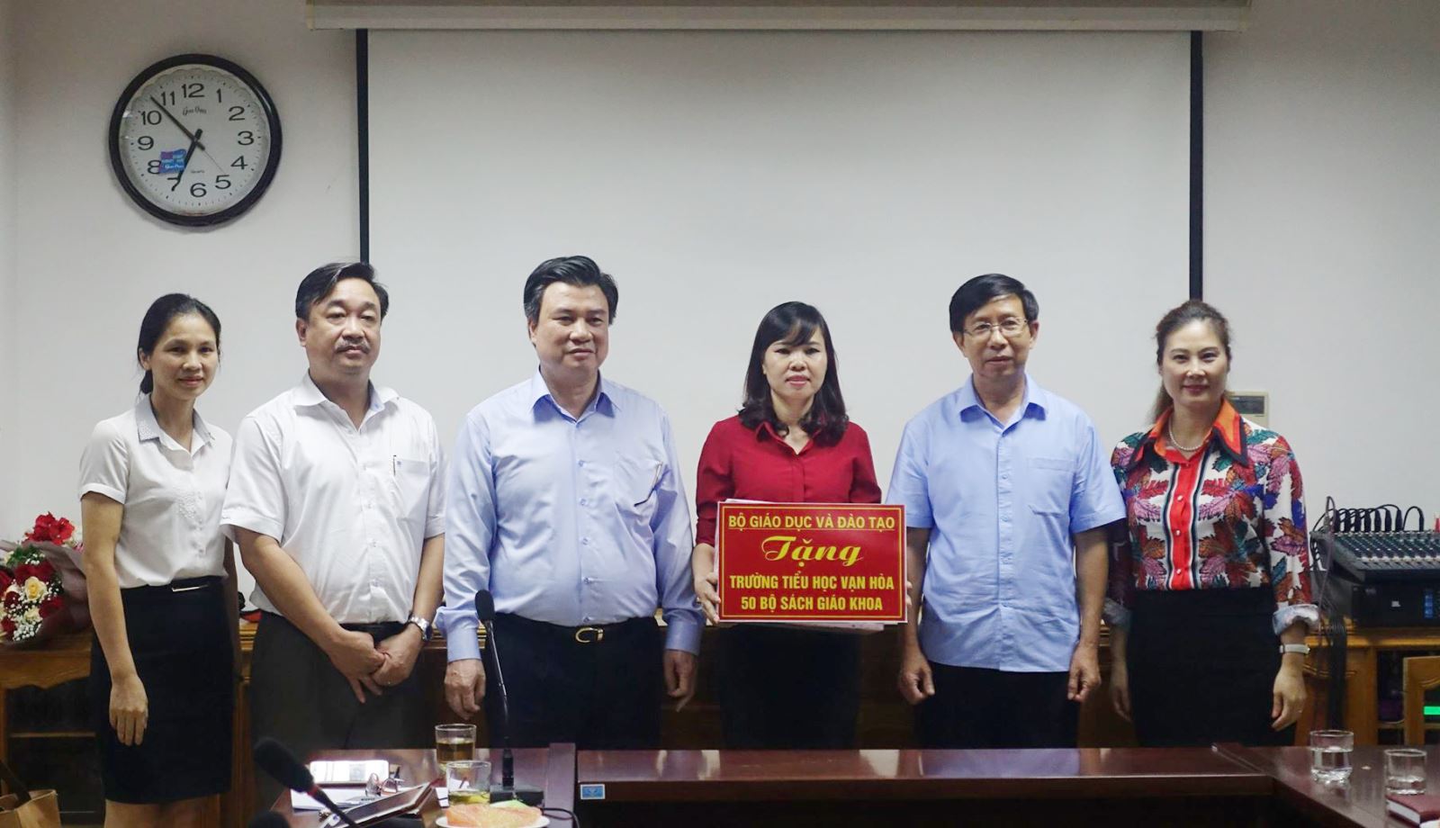 Nhà xuất bản Giáo dục Việt Nam tặng sách nhân dịp năm học mới tại tỉnh Lai Châu