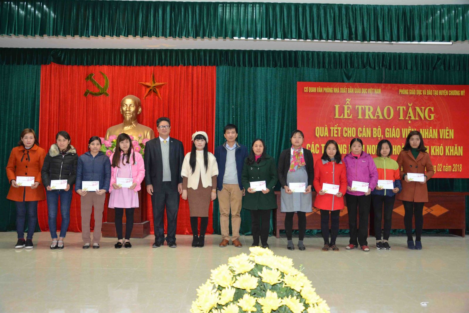 Nhà xuất bản Giáo dục Việt Nam tặng quà tết cho cán bộ, giáo viên, nhân viên các trường mầm non có hoàn cảnh khó khăn 