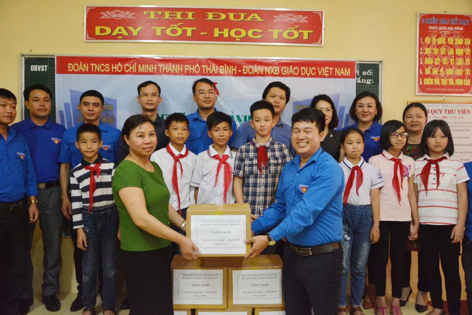 Đoàn Thanh niên NXBGDVN tặng tủ sách cho một số trường học tại Thái Bình. 