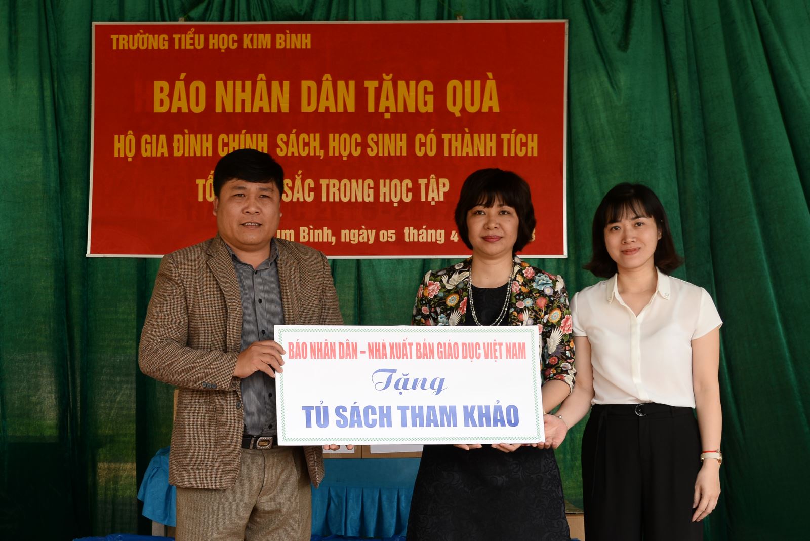 NXB Giáo dục Việt Nam tặng sách tham khảo tại tỉnh Thái Nguyên và Tuyên Quang