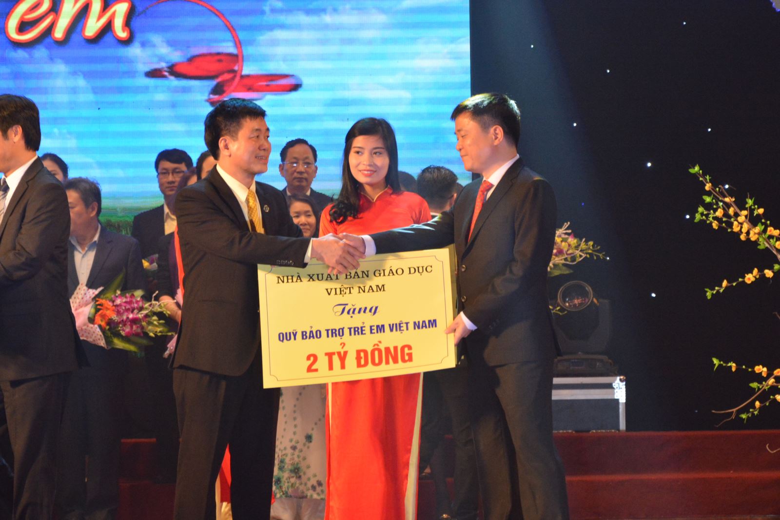 NXB Giáo dục Việt Nam tiếp tục ủng hộ Quỹ bảo trợ trẻ em Việt Nam 2 tỷ đồng