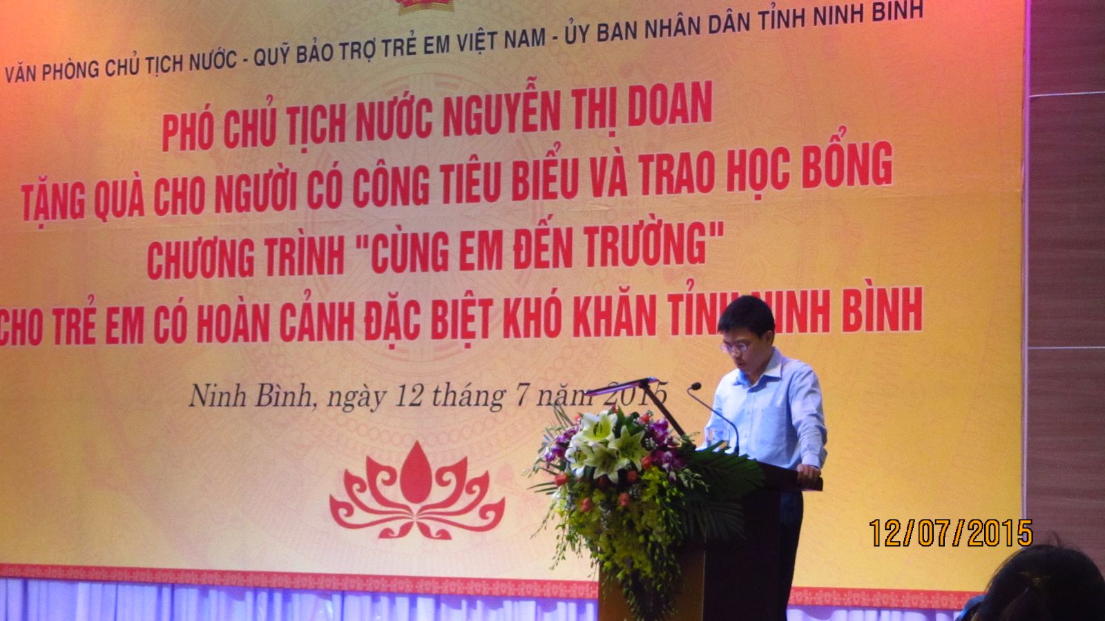 NXB Giáo dục Việt Nam tặng quà cho học sinh có hoàn cảnh khó khăn tại Nam Định, Ninh Bình