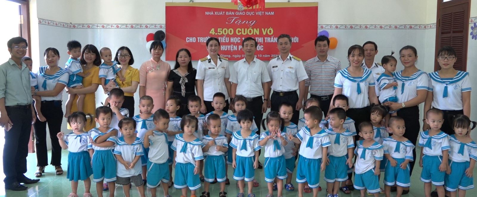 NXBGDVN tặng quà cho học sinh mầm non, tiểu học thị trấn An Thới, Phú Quốc