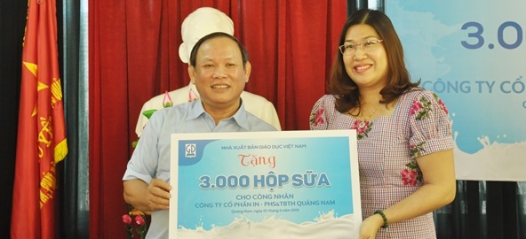 Tặng 3.000 hộp sữa cho công nhân Công ty CP In - phát hành sách và thiết bị trường học Quảng Nam