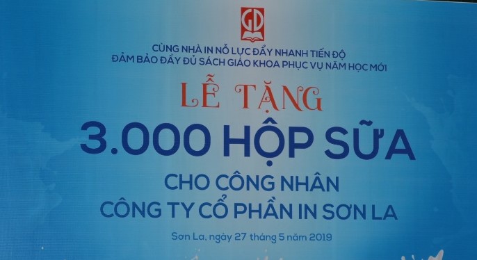 NXB GIáo dục Việt Nam thăm và tặng quà công nhân Công ty cổ phần in Sơn La
