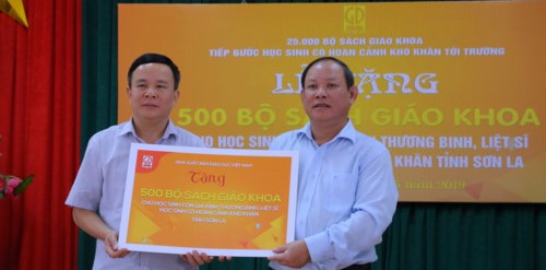 NXB Giáo dục Việt Nam trao tặng SGK cho học sinh vùng khó tỉnh Sơn La