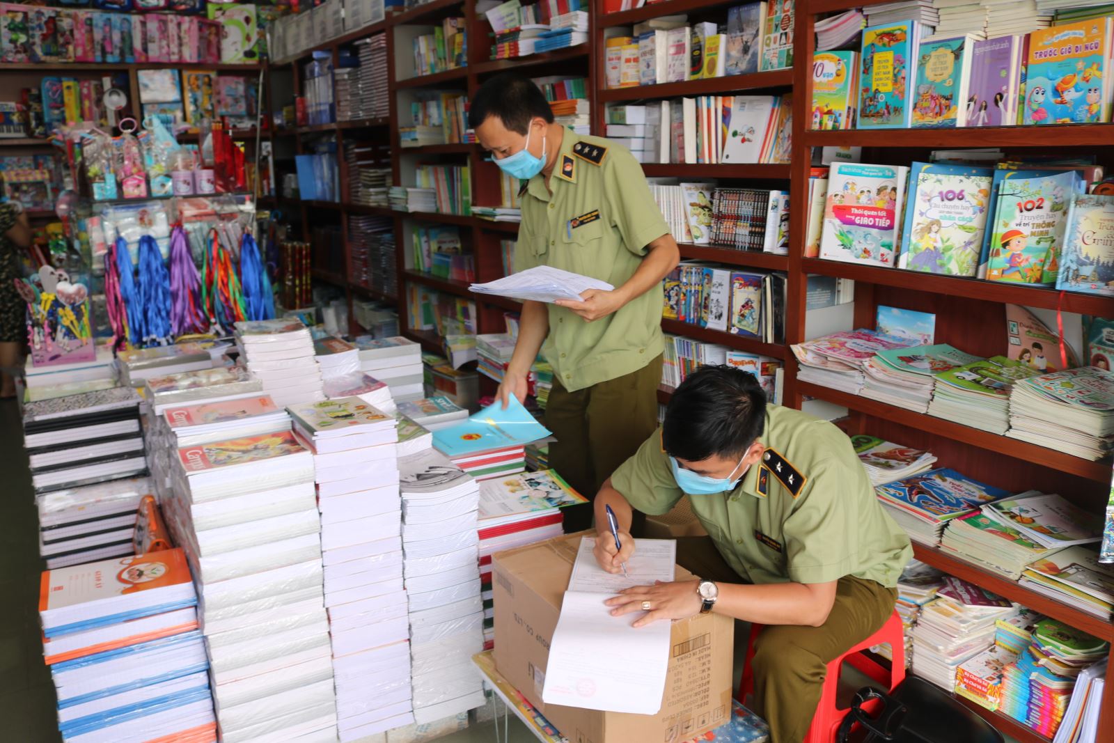 Thái Nguyên: Đồng loạt kiểm tra nhiều cơ sở kinh doanh phát hiện, tạm giữ 2503 quyển sách giáo khoa có dấu hiệu giả mạo.