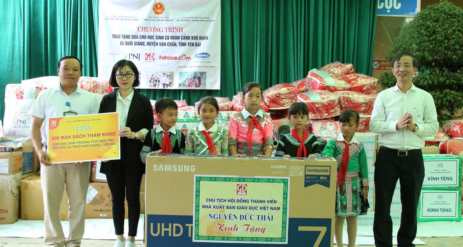 NXB Giáo dục Việt Nam trao tặng sách tại Suối Giàng - Yên Bái