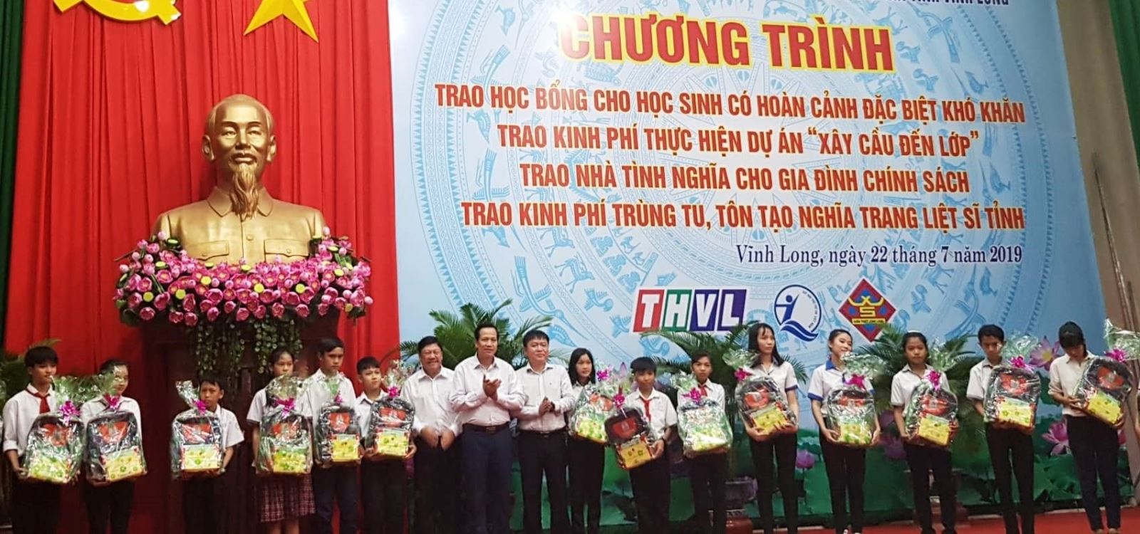 NXB Giáo dục Việt Nam trao tặng SGK cho học sinh có hoàn cảnh khó khăn tại Vĩnh Long
